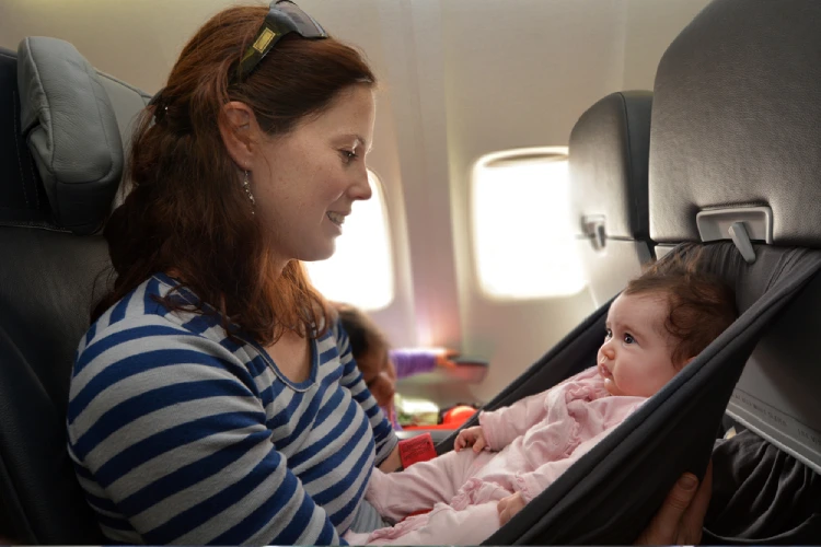 هر آنچه باید برای سفر هوایی با نوزاد بدانید! ( شرایط سفر نوزاد با هواپیما )